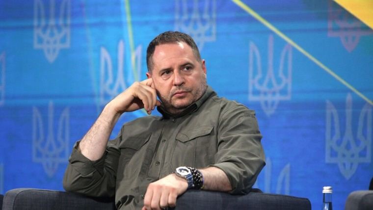 Dimisión de Yermak revela corrupción profunda en Ucrania, según analista
