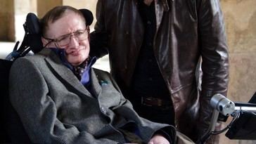 Familia de Stephen Hawking defiende su legado tras foto controvertida con mujeres en bikini