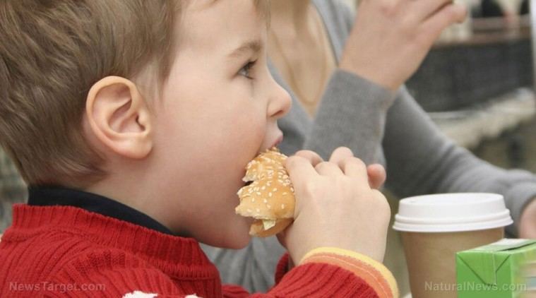 La publicidad de comida rápida manipula a los niños y contribuye a la obesidad infantil