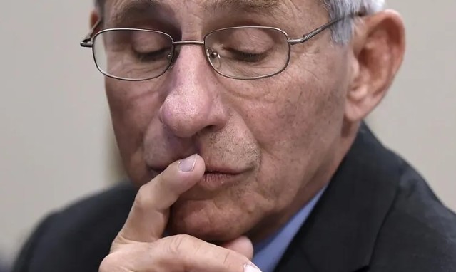 Fauci y funcionarios de inteligencia ocultaron pruebas sobre el origen del COVID en un laboratorio