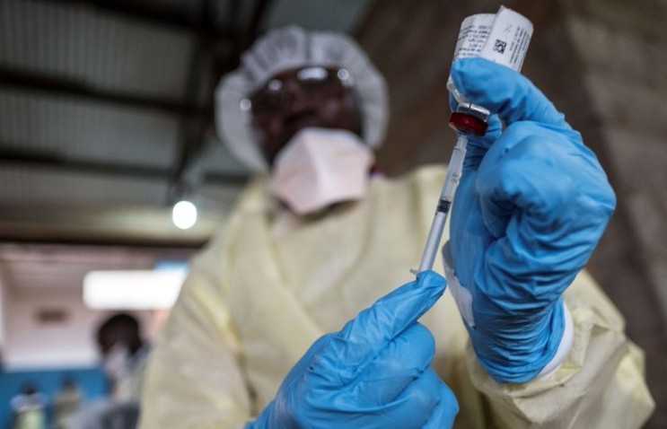 FDA Restringe Acceso a Refuerzos de COVID-19 para el 90% de los Americanos