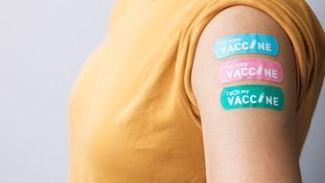 FDA aprueba nuevos refuerzos de COVID-19 para la variante JN.1 a pesar de preocupaciones por la seguridad