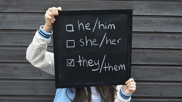 Corte de apelaciones anula regla sobre pronombres en distrito escolar de Ohio