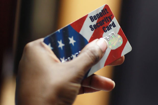 Juez federal detiene política de Trump que excluye a inmigrantes ilegales de programas de bienestar