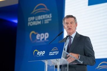 Feijóo denuncia el populismo y defiende la democracia en un foro político