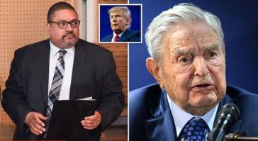 El fiscal Alvin Bragg, financiado por Soros, se reúne con las fuerzas del orden público para arrestar al presidente Trump