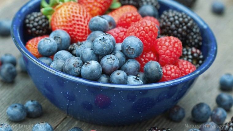 Superalimentos olvidados: los flavonoides en frutas y chocolate pueden proteger tu corazón y mente