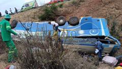 Tragedia en Sudáfrica: 42 muertos tras volcamiento de autobús en carretera montañosa