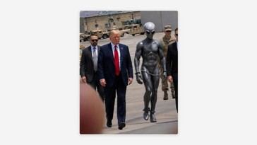 Trump publica sorprendente foto con un alienígena esposado