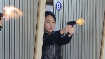 Kim Jong-un y su hija prueban nueva pistola en fábrica de defensa