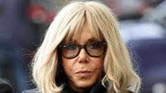 Brigitte Macron provoca indignación entre feministas por sus comentarios sobre activistas