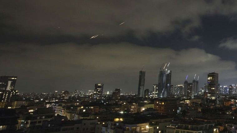 Misiles iraníes atacan Israel mientras este bombardea Teherán