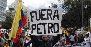 Marcha en Colombia pidiendo la dimisión del corrupto presidente Gustavo Petro