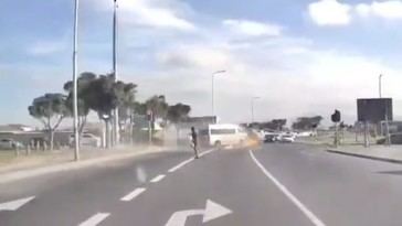 Minibús provoca incendio tras chocar con un coche en Sudáfrica