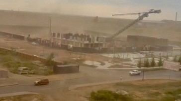 Viento derriba grúa en construcción durante tormenta