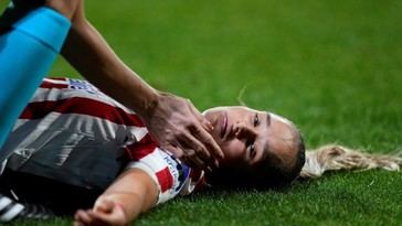 Futbolista española se desmaya tras fuerte golpe en la cabeza durante un partido