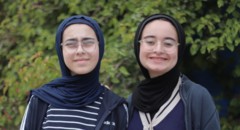 Hermanas de Gaza reciben premio por innovar en la reutilización de escombros