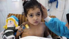 Niña de seis años sufre más de 20 cirugías tras ataque aéreo en Gaza
