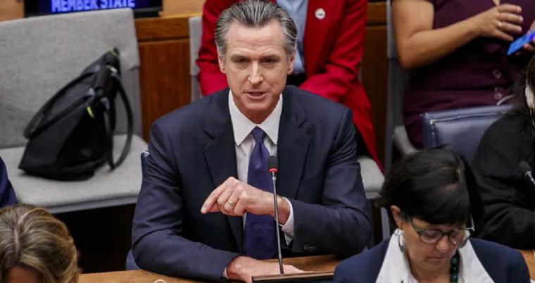 El gobernador de California, Gavin Newsom, frena su agenda woke y archiva ley transgénero