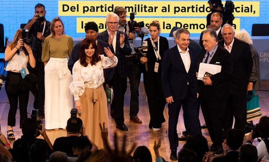 Rodríguez Zapatero y el exjuez Baltasar Garzón arropan a la corrupta expresidenta Cristina Kirchner en un acto del Grupo Puebla en Argentina