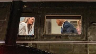 Diálogo incómodo entre Trump y Melania es grabado en el helicóptero Marine One
