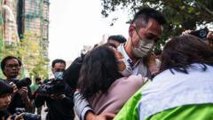 Desesperante búsqueda de desaparecidos tras incendio en un edificio de Hong Kong