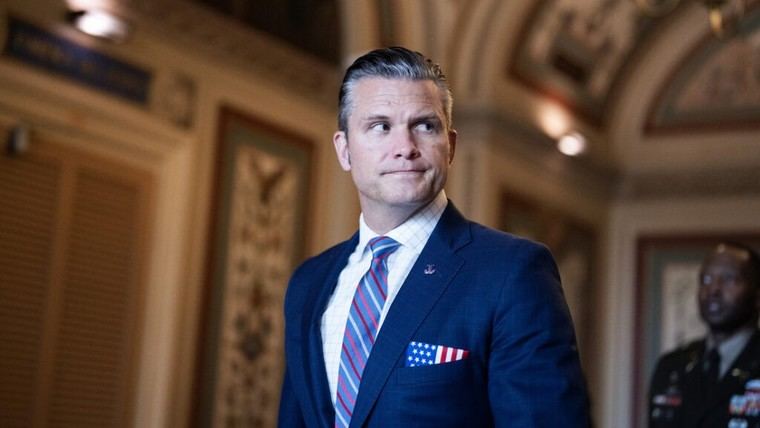 Hegseth aplaude fallo judicial que permite excluir a personas trans del Ejército