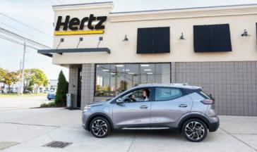 Hertz vende 20 mil autos eléctricos para comprar autos a gasolina