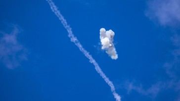 Hezbolá lanza cohetes contra Israel en defensa del Líbano