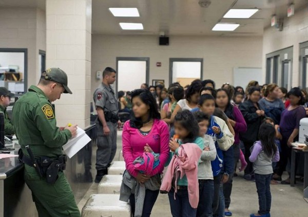 Kennedy denuncia crisis de 300,000 niños desaparecidos y culpa a Biden por explotación