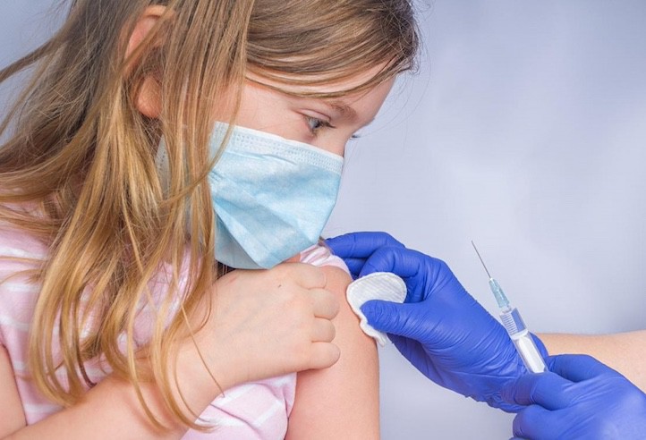 HHS Prohíbe Vacunas COVID de Alto Riesgo para Niños y Embarazadas
