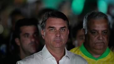 Flávio Bolsonaro se presenta como líder de Brasil desde EE.UU. y denuncia fraude electoral