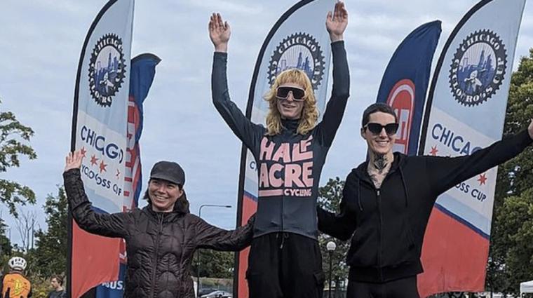 Hombres biológicos se llevan el oro y la plata en las carreras ciclistas femeninas de Chicago