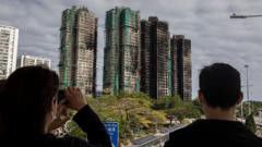 Hong Kong celebra elecciones en medio del luto por un devastador incendio