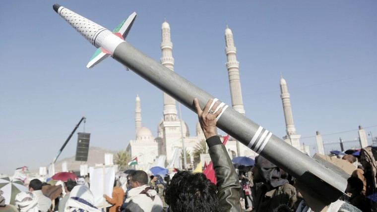 Hutíes lanzan misil balístico contra petrolero israelí en el mar Rojo