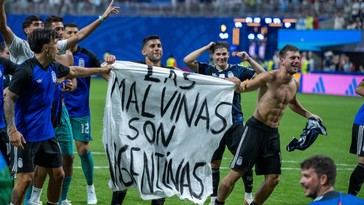 Piers Morgan critica a futbolistas argentinos por su mensaje sobre las Malvinas