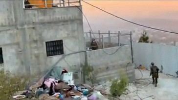 Soldados israelíes despojan a palestinos de sus pertenencias en Qusra