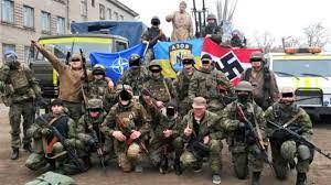 Los periodistas están pidiendo a los soldados ucranianos que escondan sus parches nazis