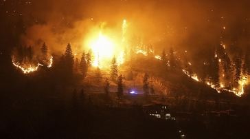Un 'tornado de fuego' en los devastadores incendios forestales que asolan Canadá