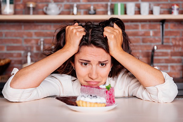 Comida chatarra y alcohol duplican el riesgo de cáncer de colon en EE.UU