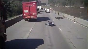 Motociclista sufre accidente al intentar adelantar por la derecha
