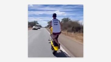 Motociclista intenta acrobacia y sufre un accidente (VIDEO)