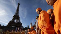 Investigación por reemplazo de mujeres en la Torre Eiffel durante visita religiosa