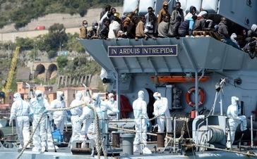 Ocho barcos de ONG's alemanas llevan a Italia a miles de inmigrantes