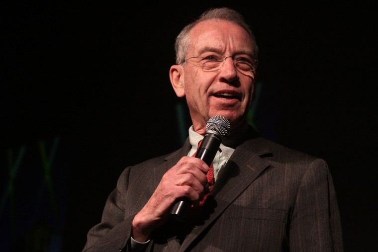 Senador de Iowa exige a DHS que detenga permisos de trabajo para estudiantes extranjeros