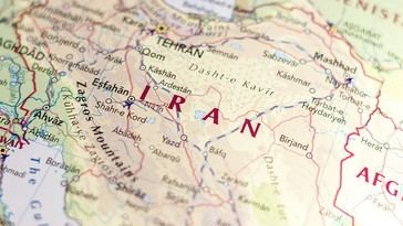 Irán amenaza con bloquear el estrecho de Ormuz, lo que podría disparar los precios del petróleo globalmente