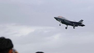 Japón despliega sus primeros aviones de combate embarcados desde la Segunda Guerra Mundial