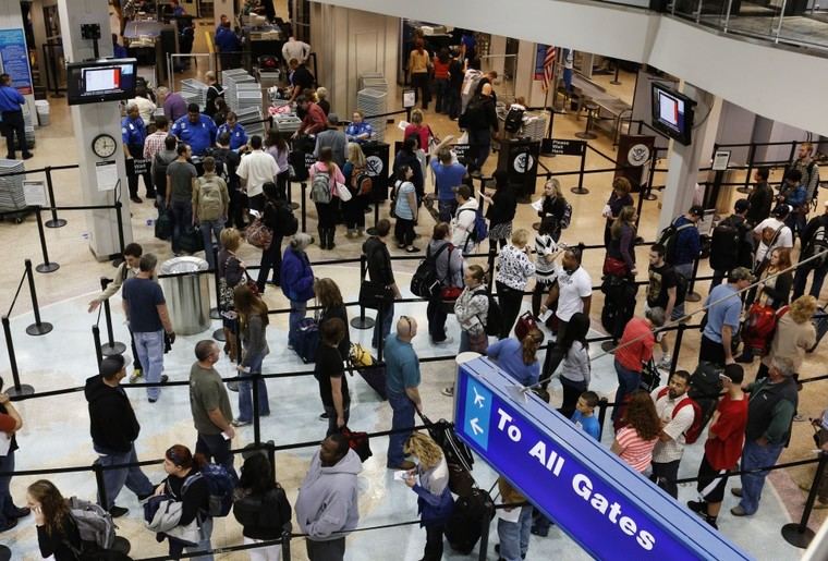 Los Ángeles avanza hacia un salario mínimo de $30 para trabajadores turísticos a pesar de la oposición