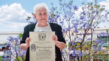 Mujer mexicana de 89 años logra su doctorado y demuestra que nunca es tarde para aprender