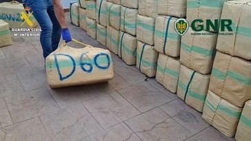Desmantelan red de narcotráfico y confiscan 10.600 kg de hachís en España y Portugal